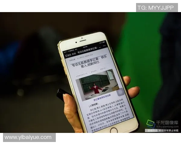 足球明星携手公益活动为贫困学生送手机助力教育梦想